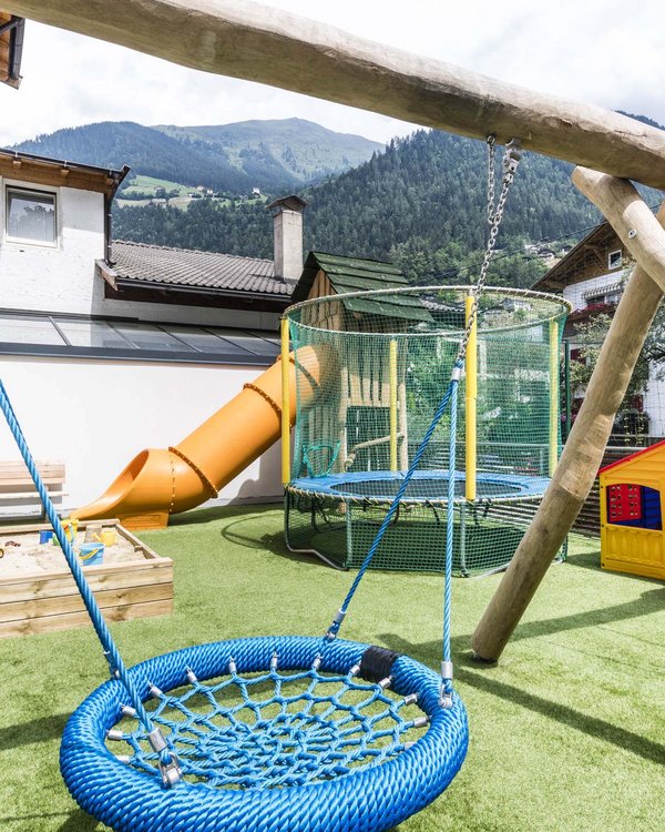 STROBLHOF: Ihr Familienhotel in Südtirol mit Pool STROBLHOF: Ihr Familienhotel in Südtirol mit Pool