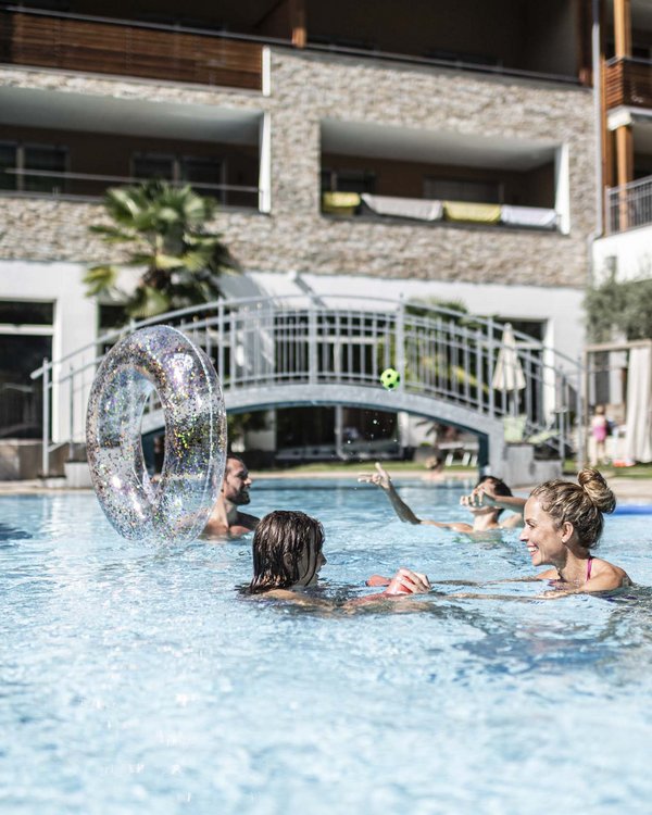 STROBLHOF: Ihr Familienhotel in Südtirol mit Pool STROBLHOF: Ihr Familienhotel in Südtirol mit Pool