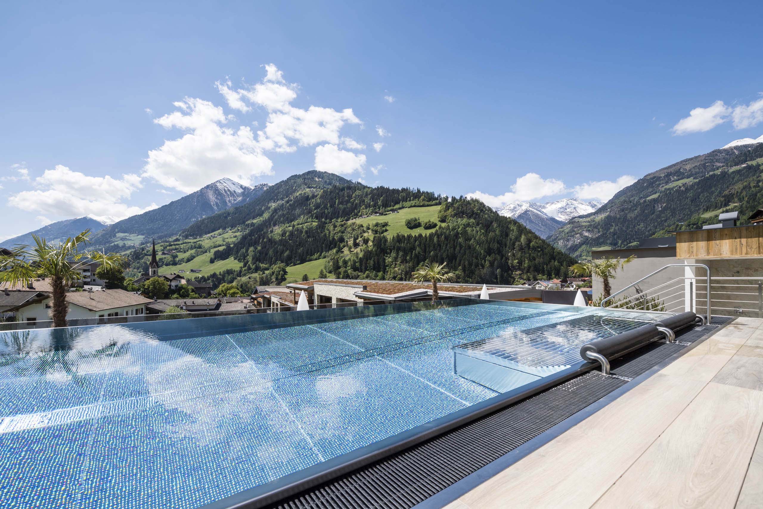 Ihr Hotel in Südtirol mit Infinitypool Ihr Hotel in Südtirol mit Infinitypool